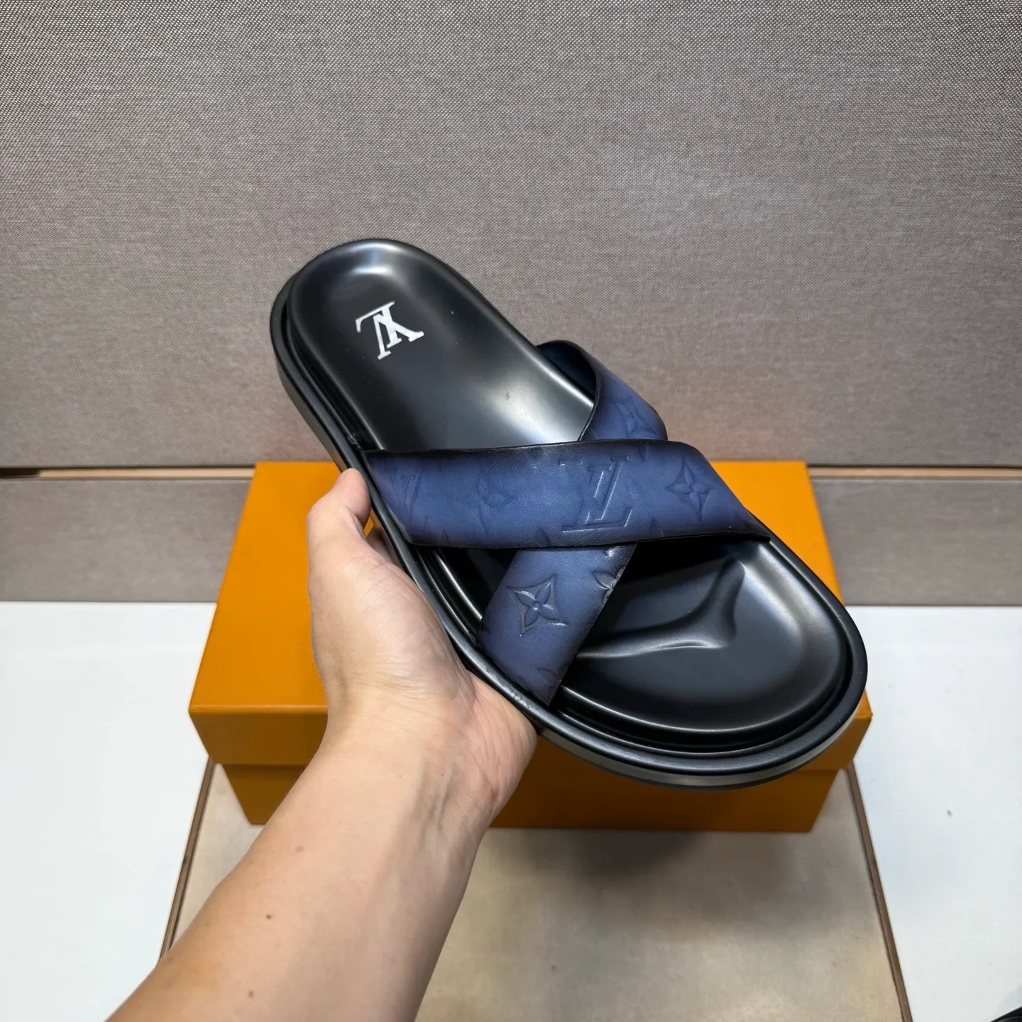 ⬛️Men's shoes 💰p400 [LV～] Men's casual slippers 2025z cabinet sales simultaneously 🔶Size: 39-44#️⃣ 🔷2 colors🔜The upper is made of cowhide stitching➕Genuine leather lining, comfortable and breathable, sole: original comfortable and wear-resistant outsole, ⚠️Real 📱Photographed🎬The real thing is better📢📢📢